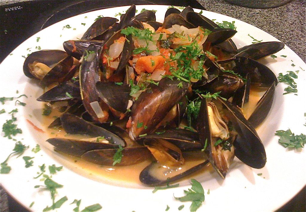 Savory Spanish Mussels in Tomato Sauce - A Quick, Easy Recipe